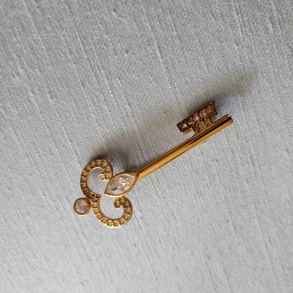 Signed Napier Goldtone Clear Rhinestone Key Brooch - Picture 6 of 9